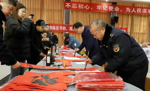萬福迎春 情暖環(huán)衛(wèi)工人——省、市書協(xié)義寫春聯(lián)活動(dòng)走進(jìn)南陽市城管局圓滿落幕